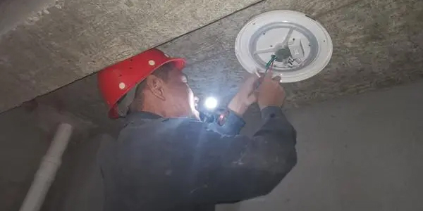 户外太阳能灯具1