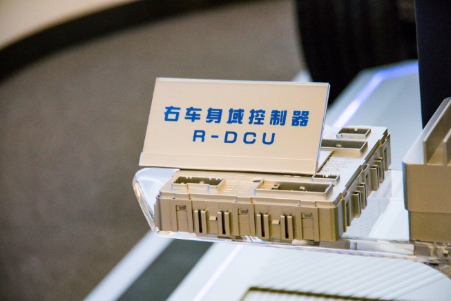 比亚迪e平台4.0：耐振动电解电容对域控制器寿命提升的工程实践