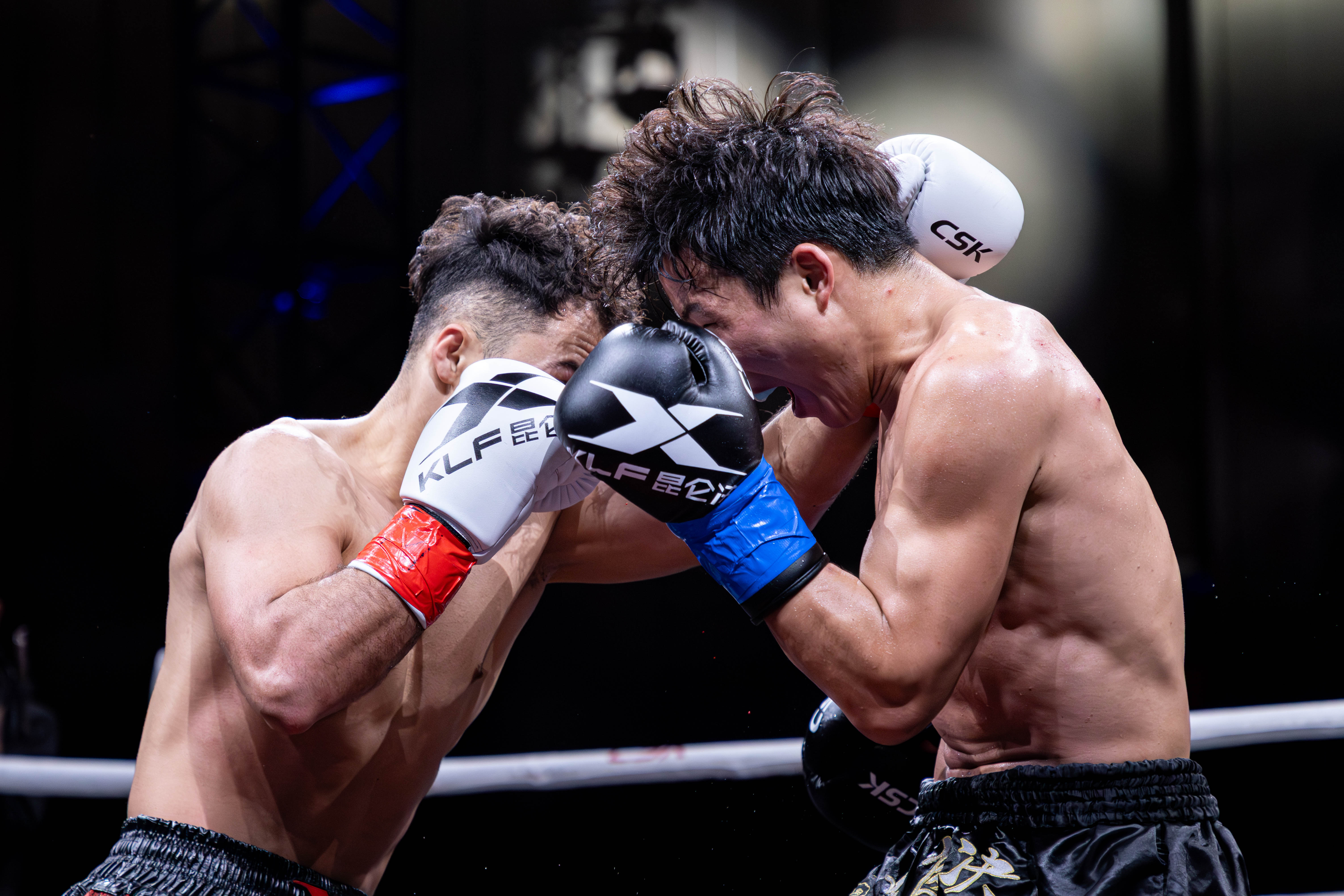 昆仑决怀柔站完赛：中国拳手萨力曼·奥布力海日