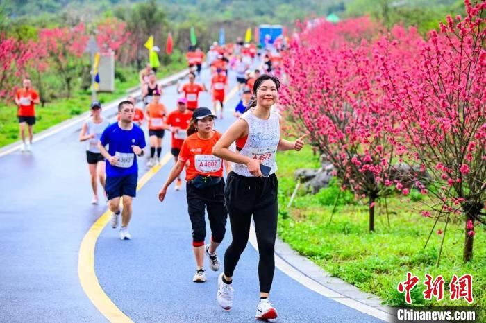花径瑶马·绿美连南半程马拉松正式开跑，八千余