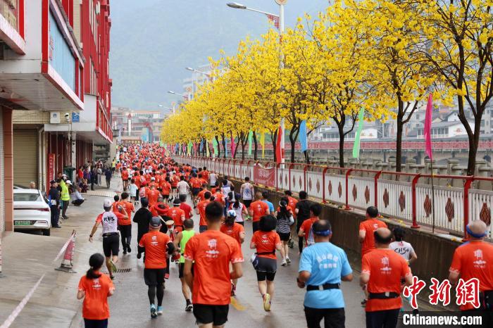 花径瑶马·绿美连南半程马拉松正式开跑，八千余
