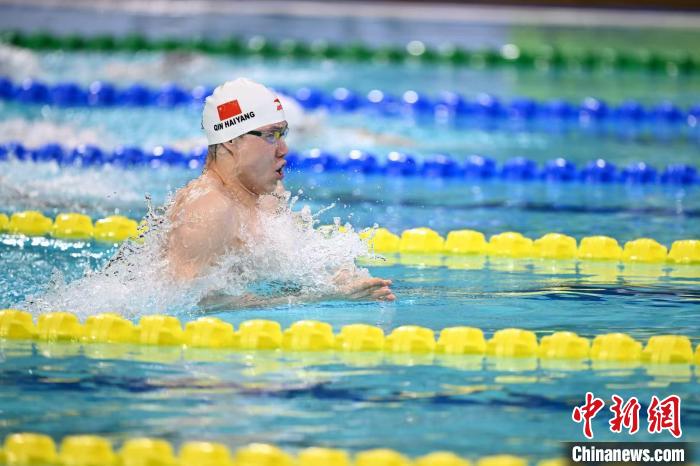 覃海洋斩获男子100米蛙泳金牌，余依婷双冠闪耀